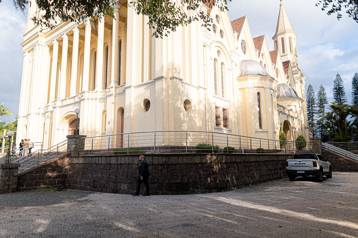 Noivo andando em frente a igreja