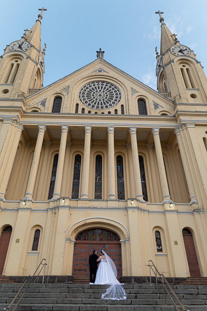 pai e mãe antes de entrar na igreja