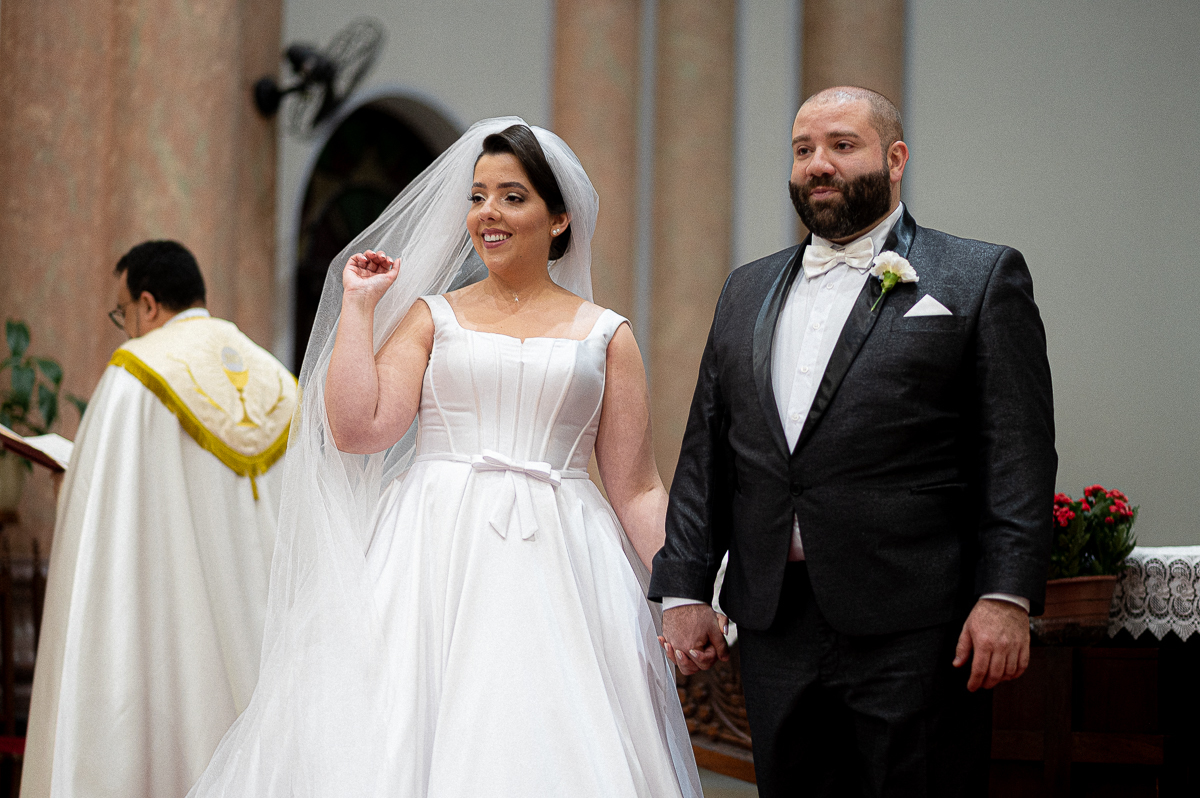 Noiva chorando na igreja no casamento