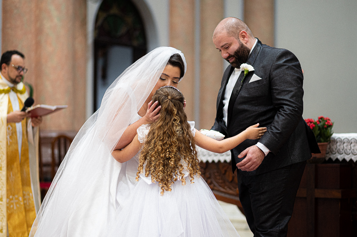 noiva com a filha no casamento