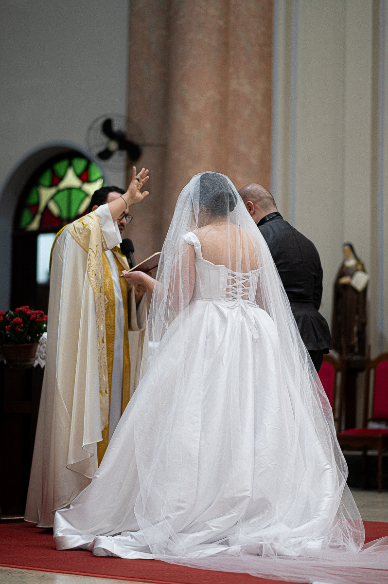 Padre fazendo a benção matrimonial