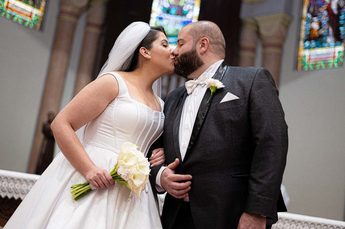 Beijo do casamento no casamento católico