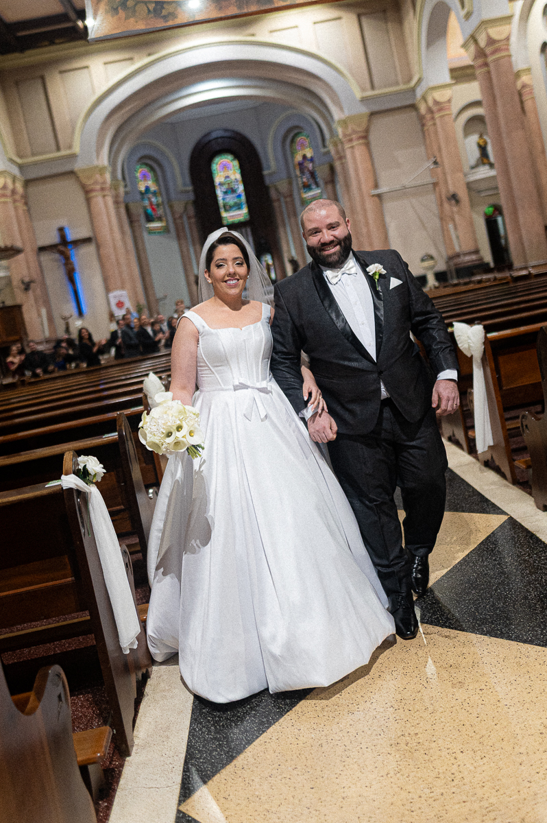 casal andando na igreja
