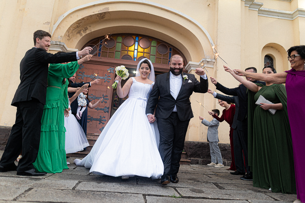 Saída do casal no casamento