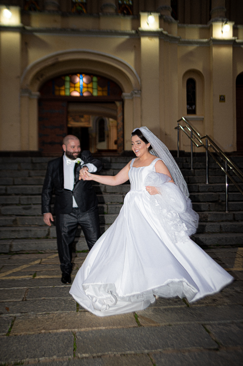 casal na frente da igreja