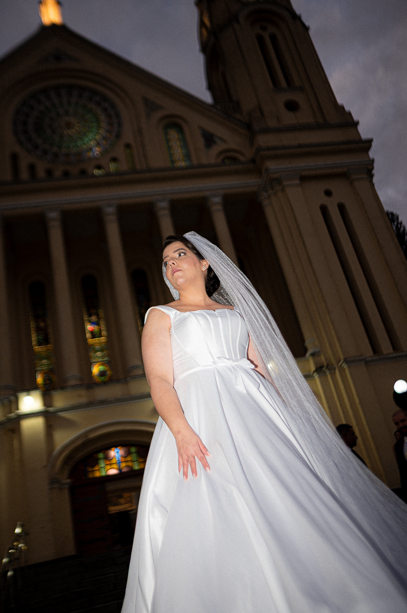 Noiva em frente a igreja