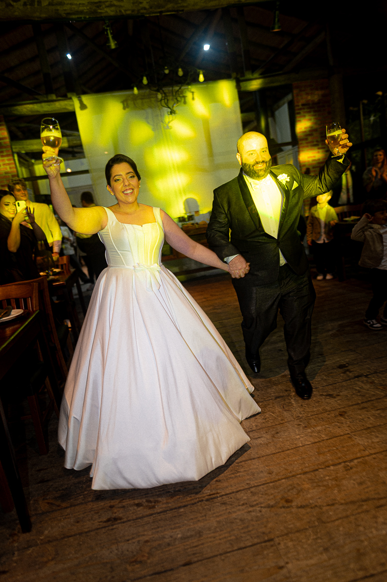 casal na festa alegres