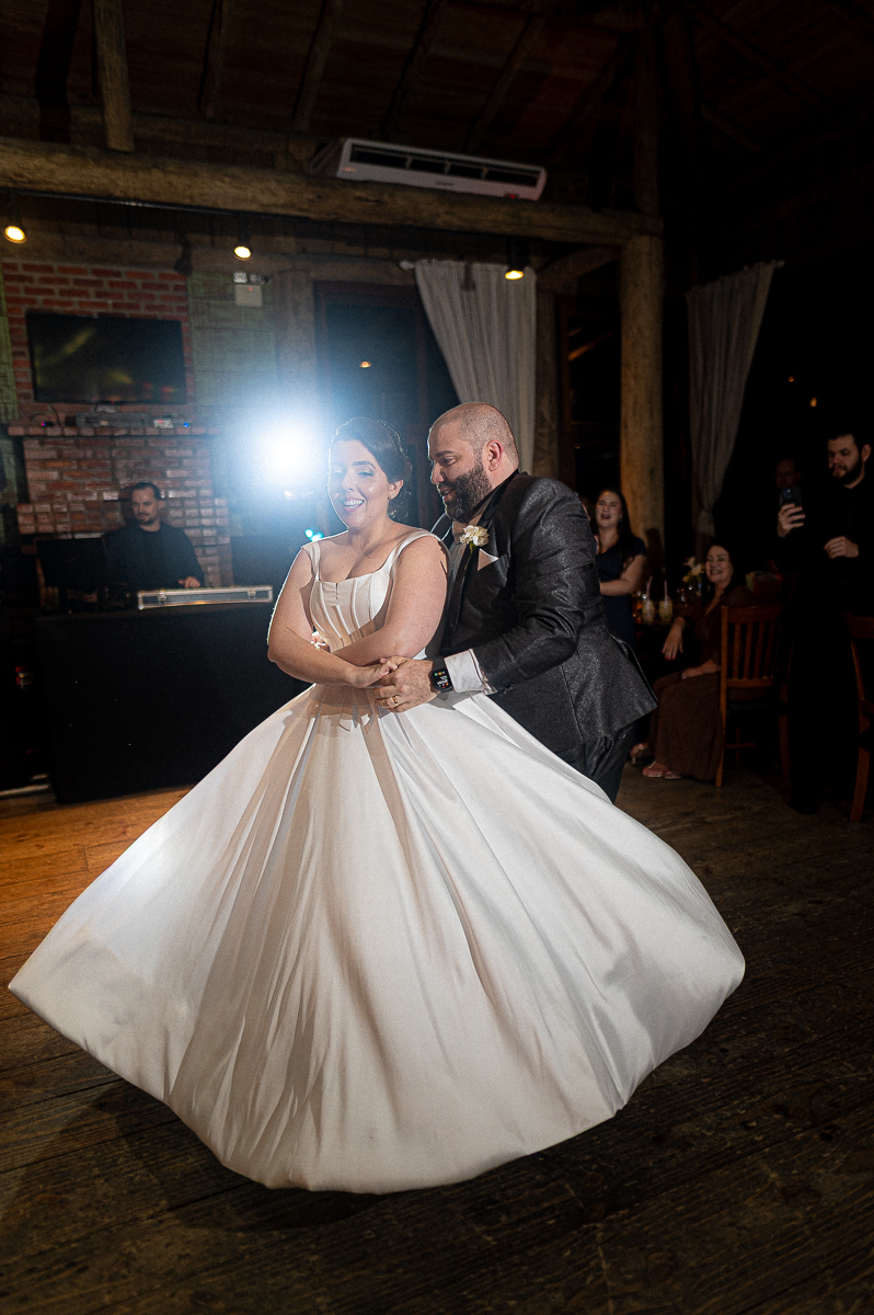 casal dançando com luz bonita na pista de dança