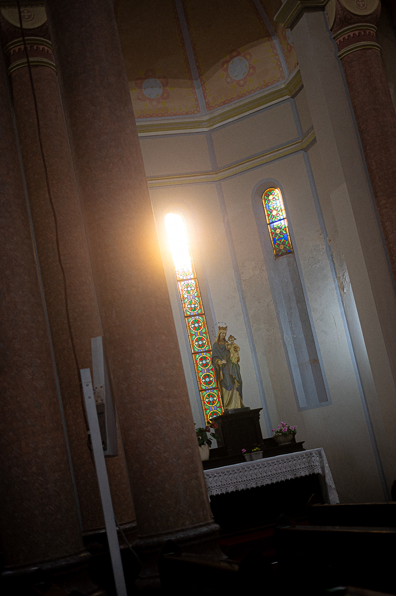 sol entrado na janela da igreja em Gaspar