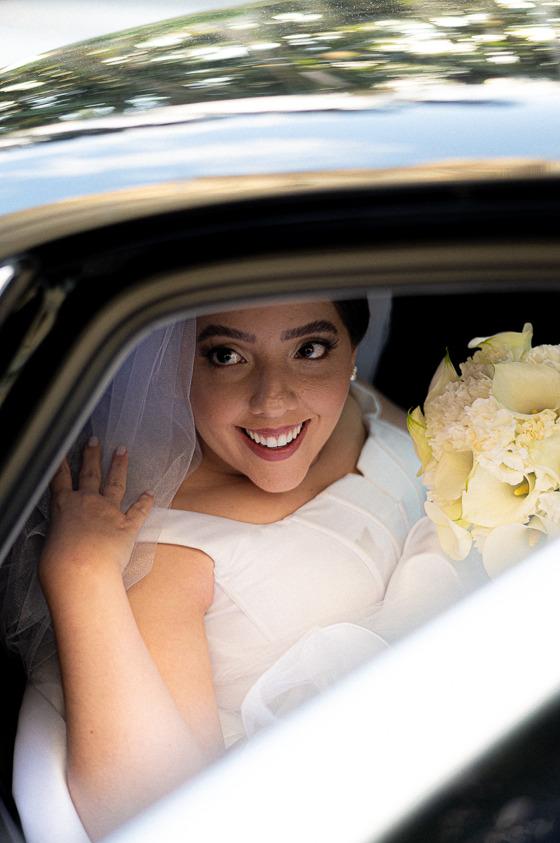 noiva sorrindo no carro