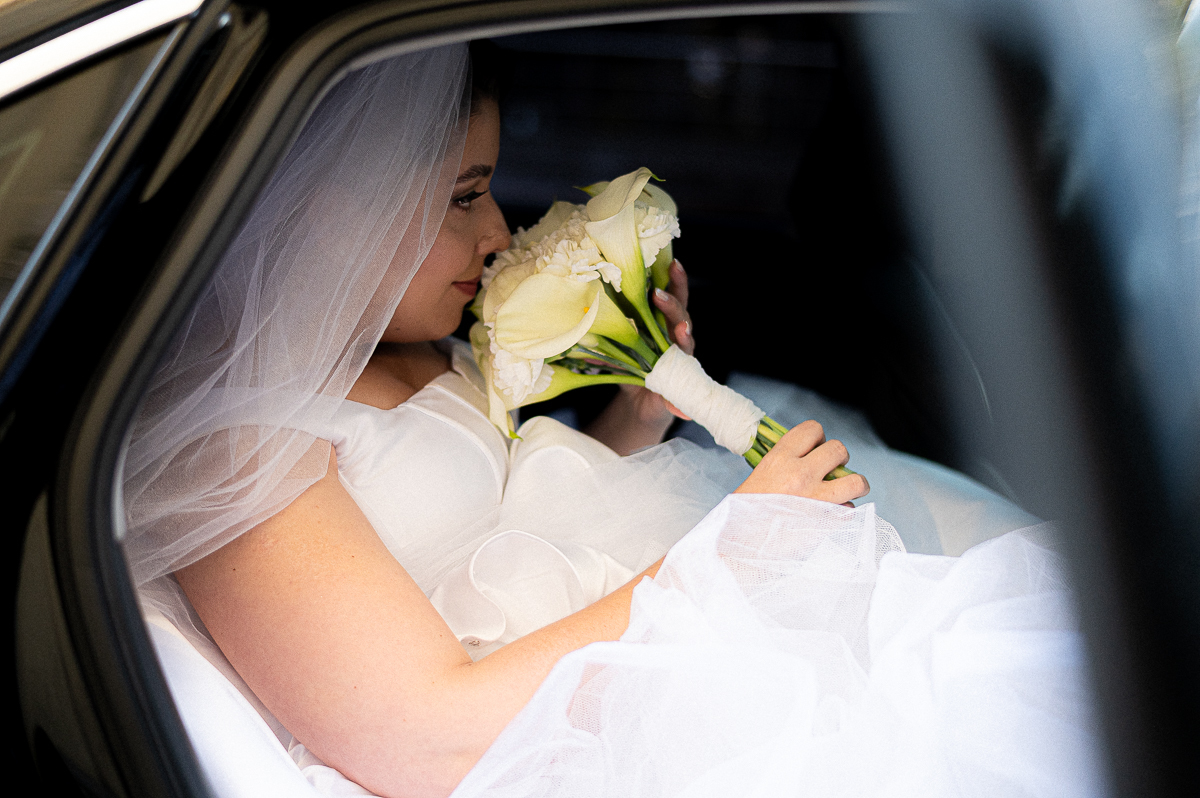 noiva com o buque no carro
