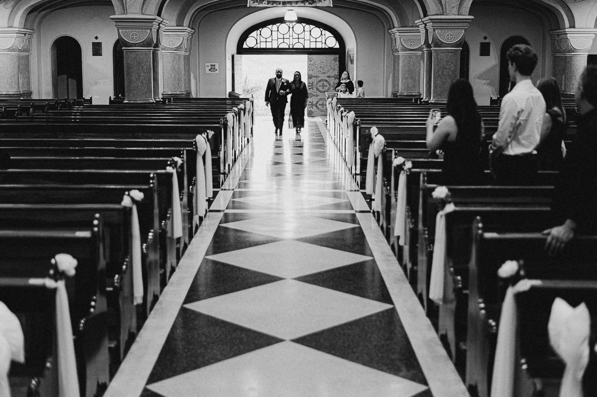 foto do noivo entrado na igreja em preto e branco