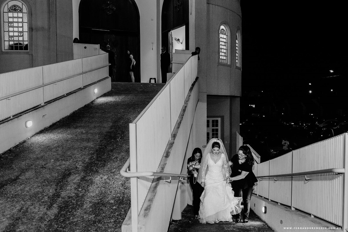 noiva chegando igreja
