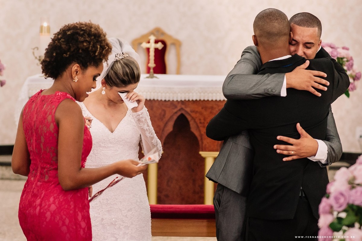 noiva emocionada casamento