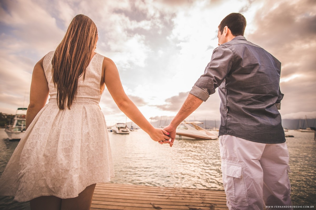 Fotos ensaio casal na praia Ilha Bela fotografo fernando remedio