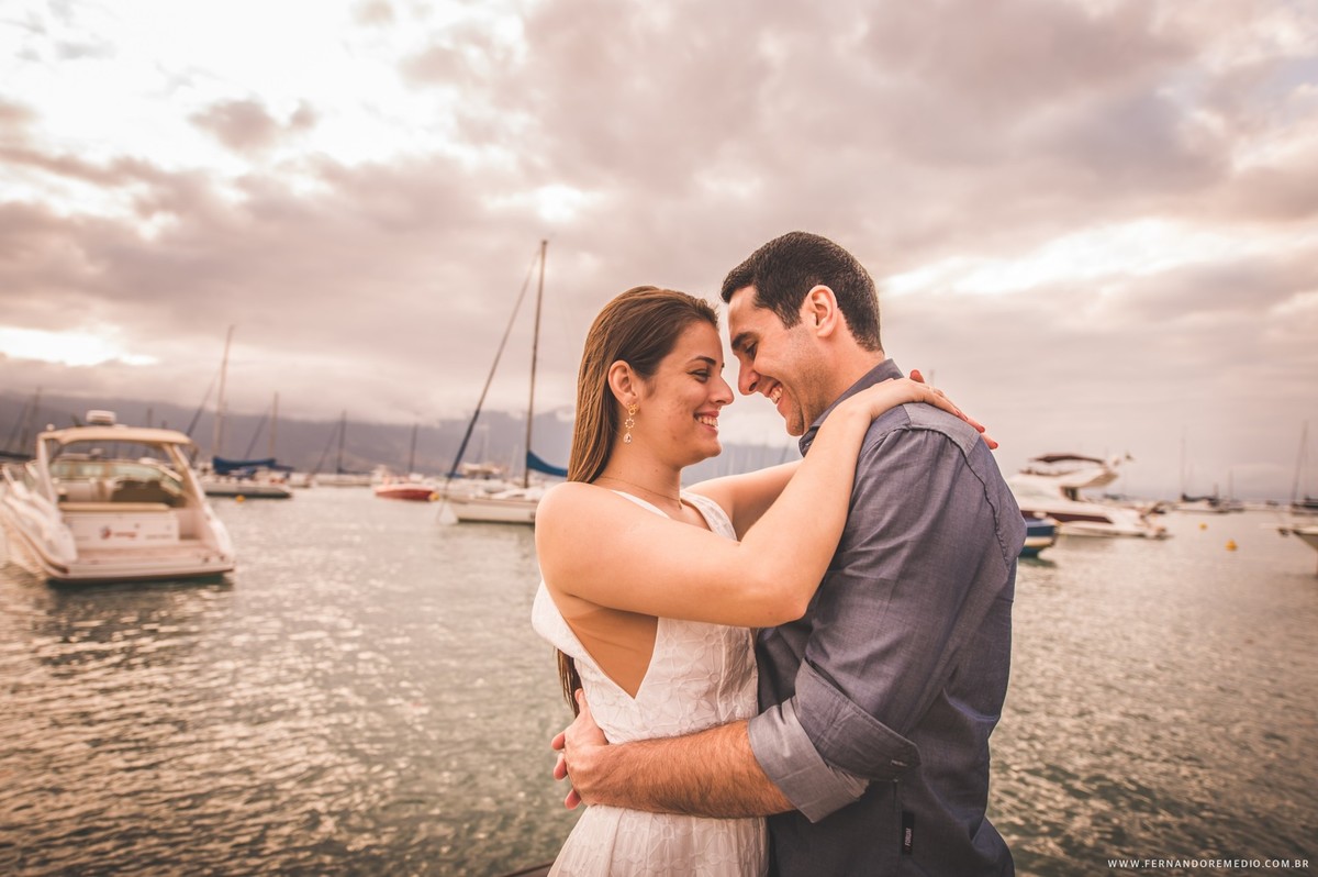 Fotos ensaio casal na praia Ilha Bela fotografo fernando remedio