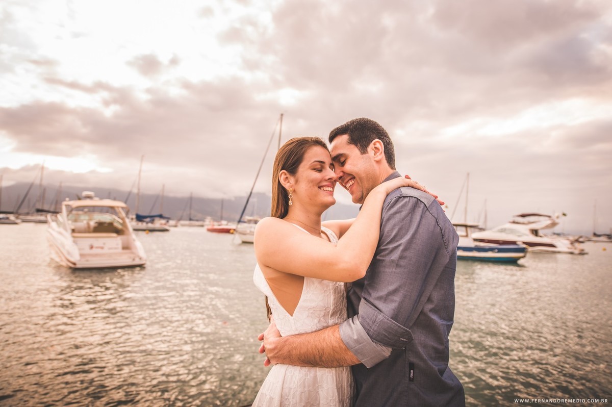 Fotos ensaio casal na praia Ilha Bela fotografo fernando remedio