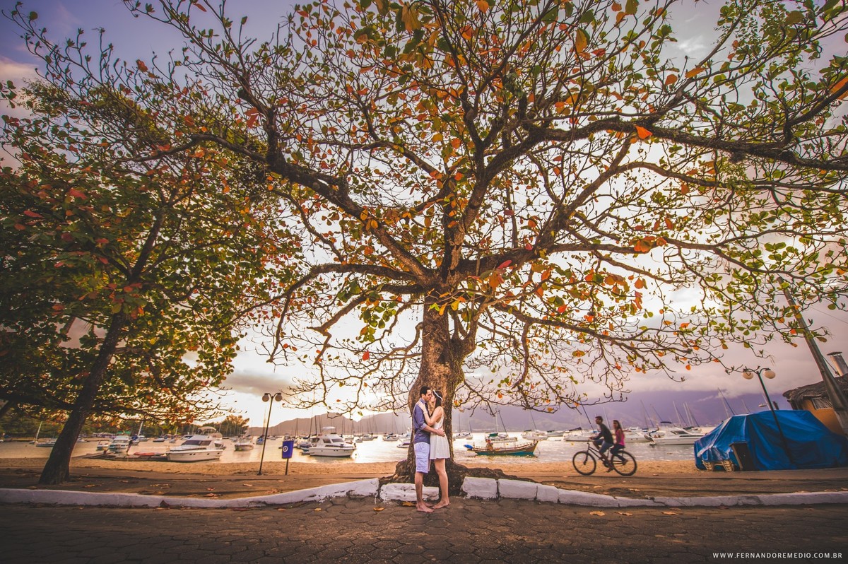 Fotos ensaio casal na praia Ilha Bela fotografo fernando remedio