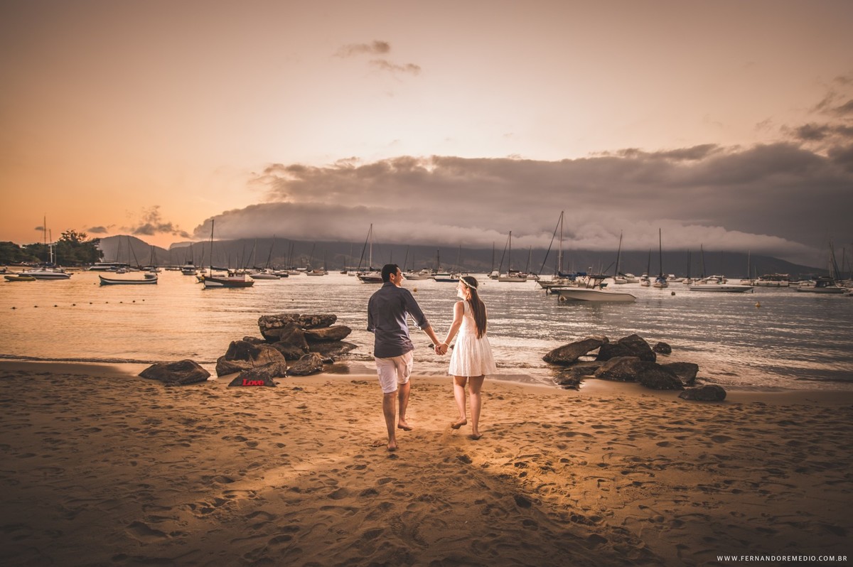 Fotos ensaio casal na praia Ilha Bela fotografo fernando remedio