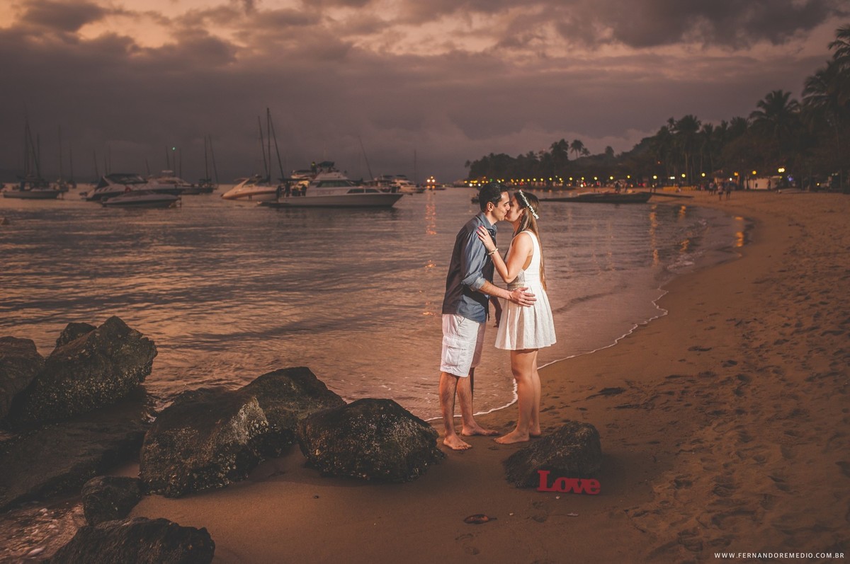 Fotos ensaio casal na praia Ilha Bela fotografo fernando remedio