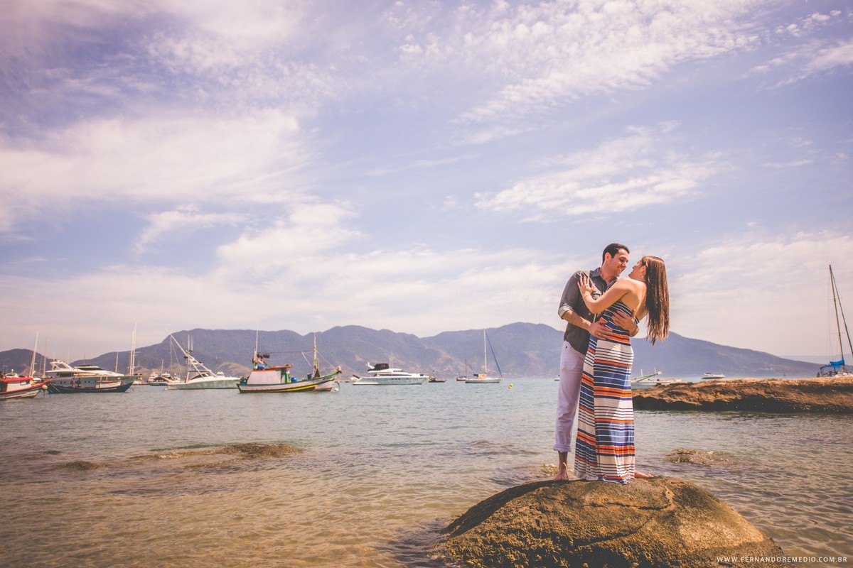 Fotos ensaio casal na praia Ilha Bela fotografo fernando remedio