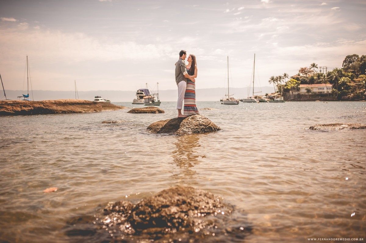 Fotos ensaio casal na praia Ilha Bela fotografo fernando remedio