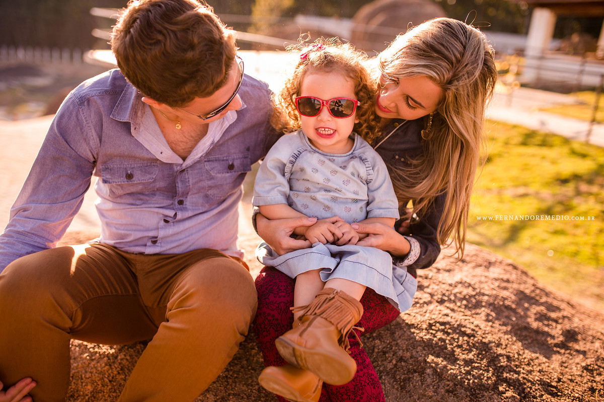 Foto do casal Priscila e Lucas com sua filha Laurinha de oculos posando para o fotografo Fernando Remedio em Campinas.