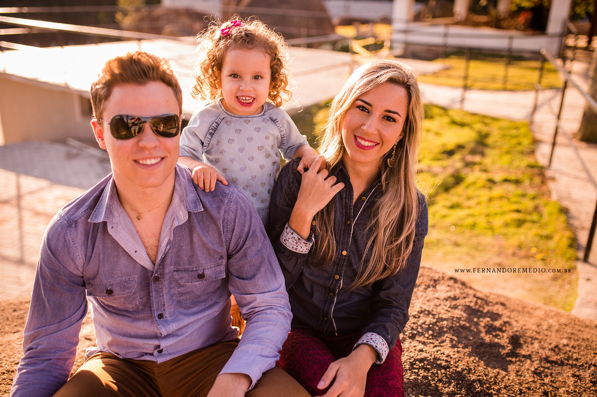Foto do casal Priscila e Lucas com sua filha Laurinha de oculos posando para o fotografo Fernando Remedio em Campinas.