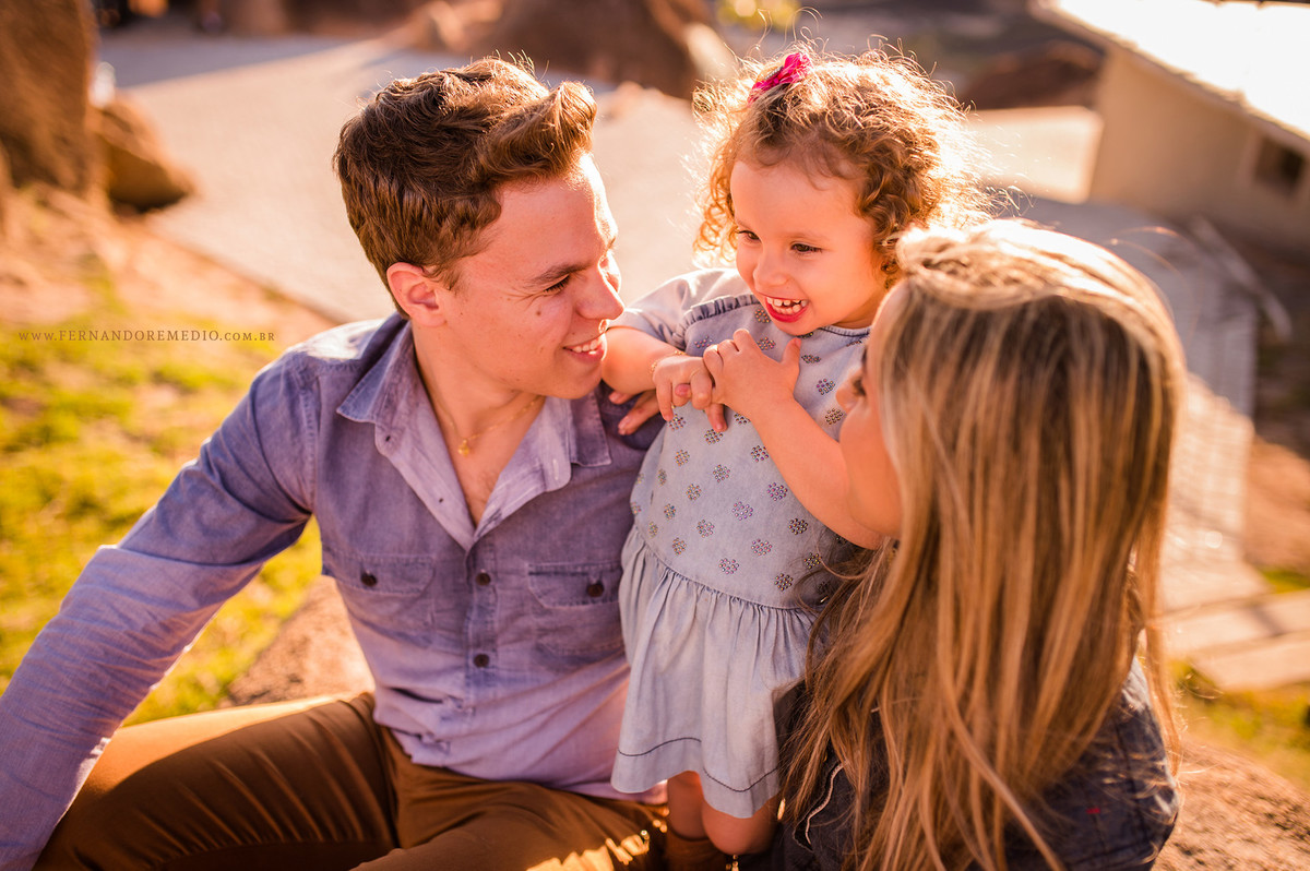 Foto do casal Priscila e Lucas com sua filha Laurinha posando para o fotografo Fernando Remedio em Campinas.