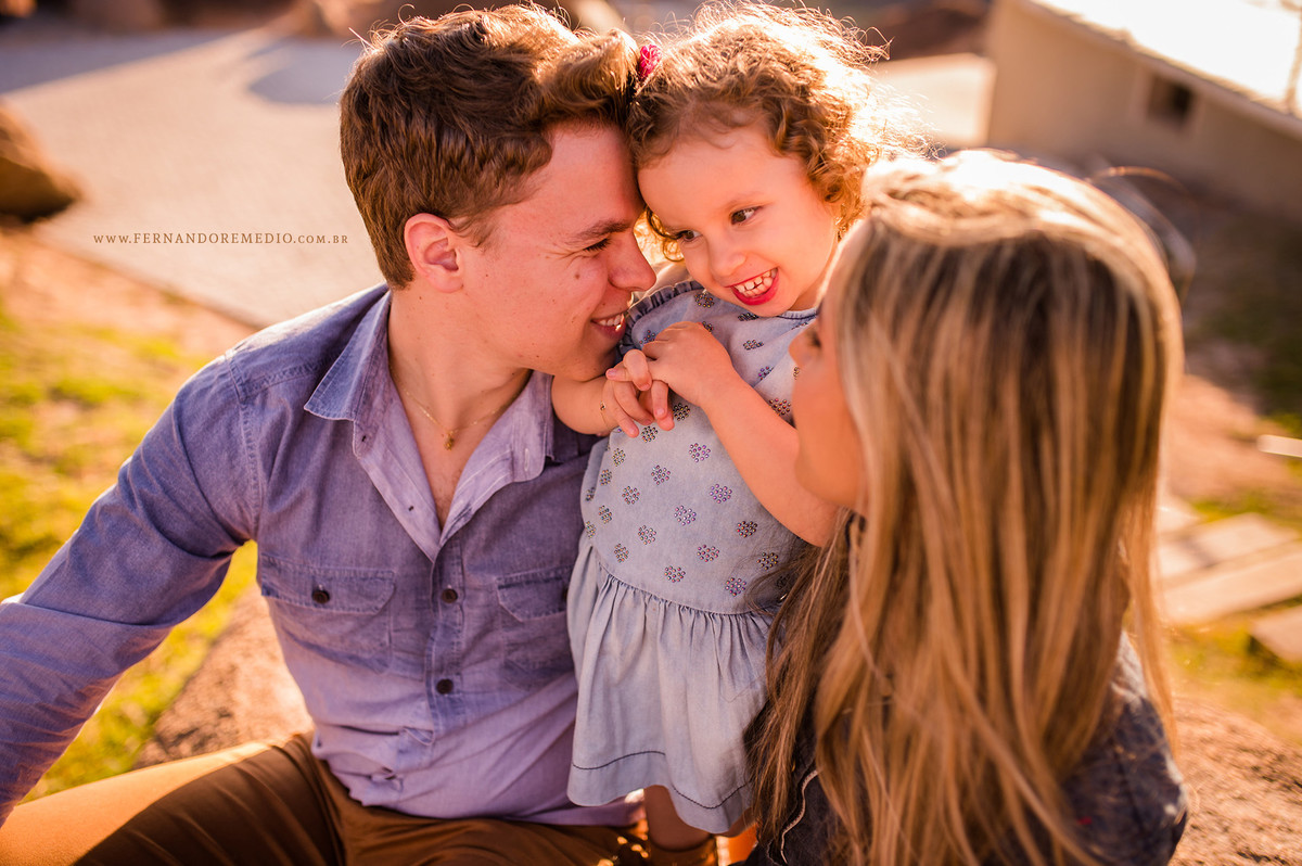 Foto do casal Priscila e Lucas com sua filha Laurinha fazendo carinho e posando para o fotografo Fernando Remedio em Campinas.