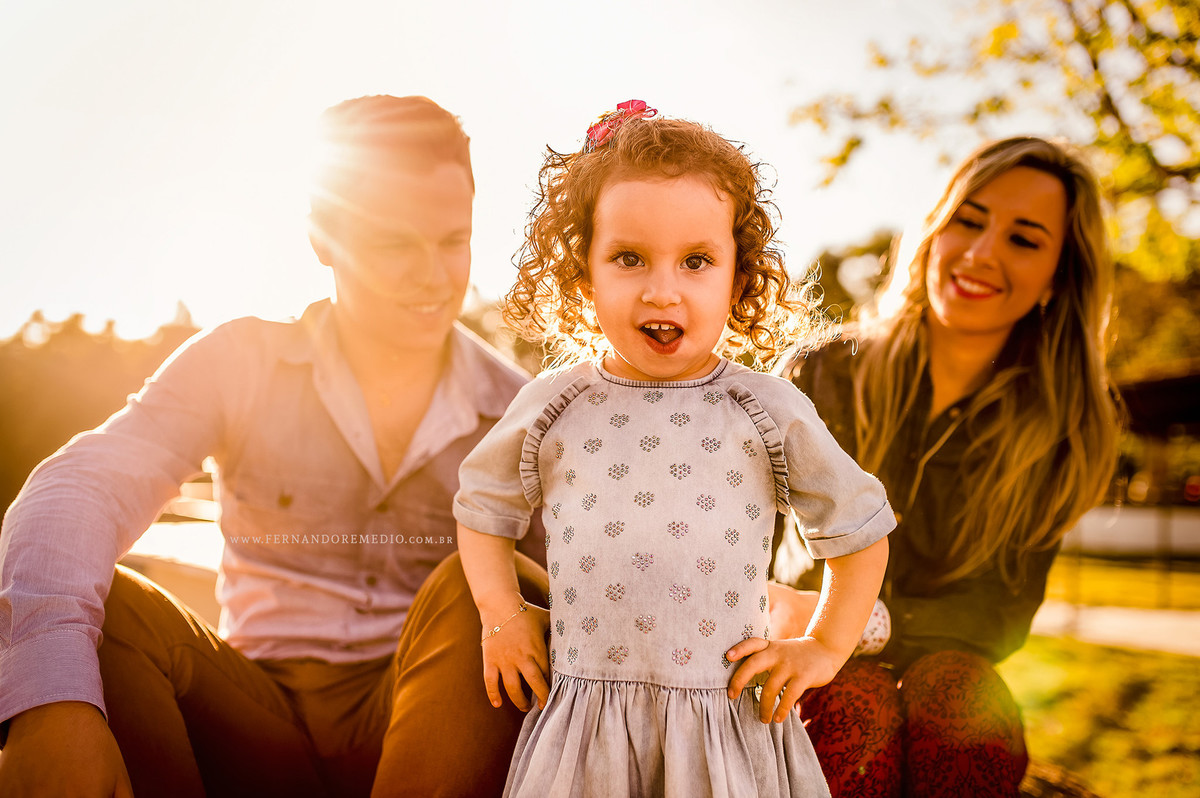 Foto ensaio casal Priscila e Lucas em Campinas com sua filha Laurinha posando para o fotografo Fernando Remedio com um por do sol maravilhoso
