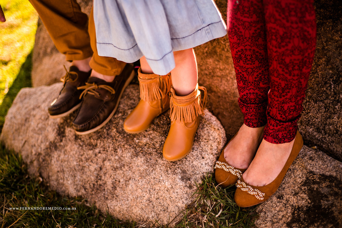 Foto do ensaio do casal Priscila e Lucas mostrando os detalhes dos pes fotogarfo fernando remedio