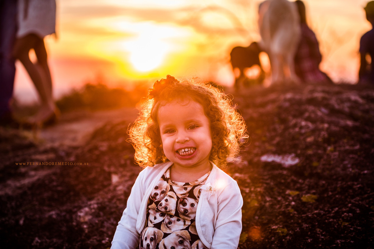 Foto com um Lindo por-do-sol e Laurinha posando para fotografo em campinas