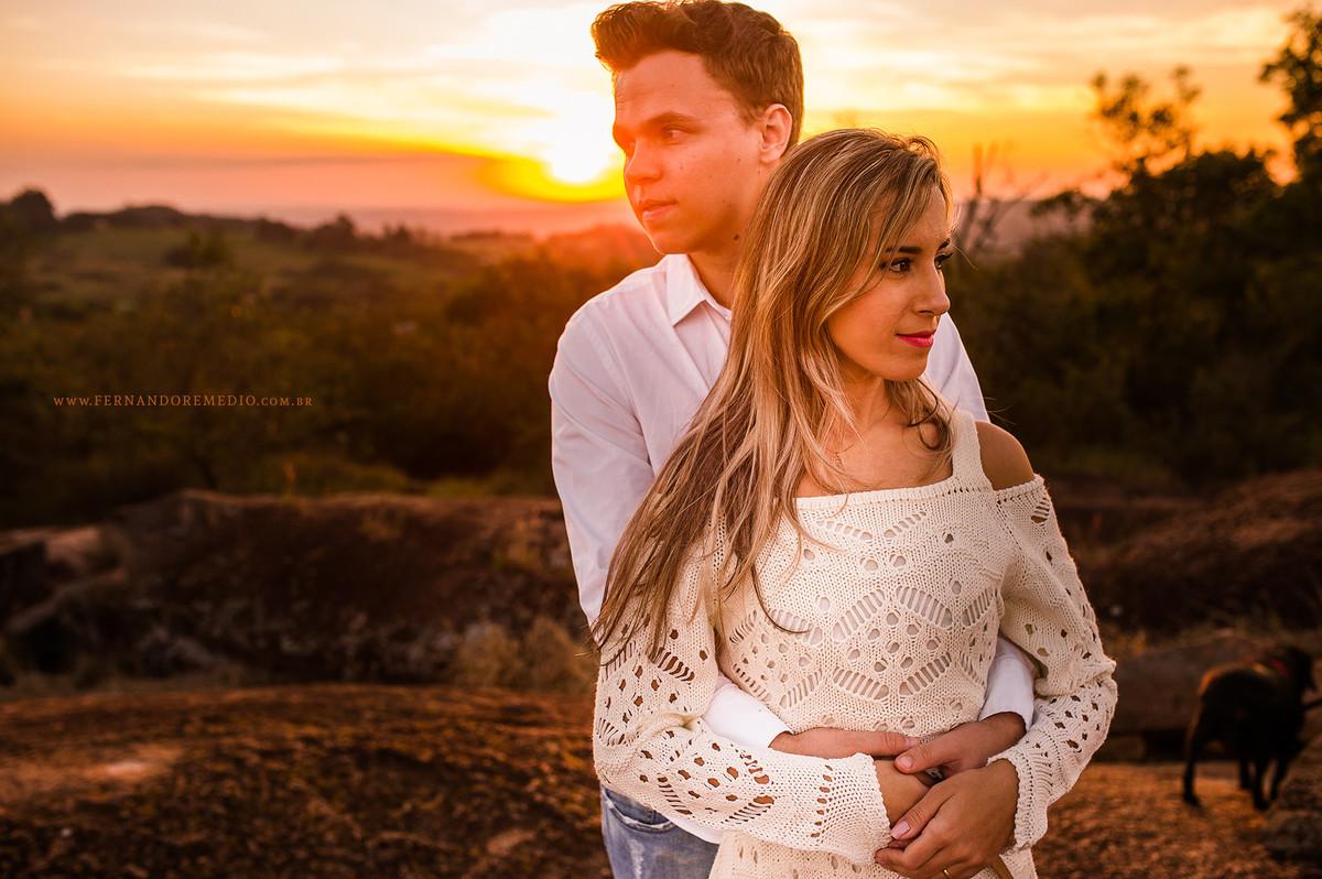Foto do casal com um lindo por-do-sol em campinas com fotografo Fernando Remedio