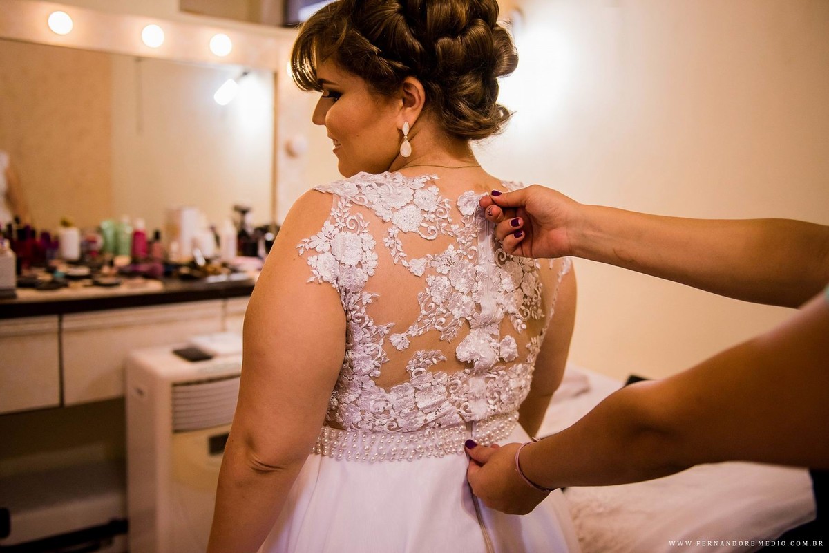 noiva sendo vestida