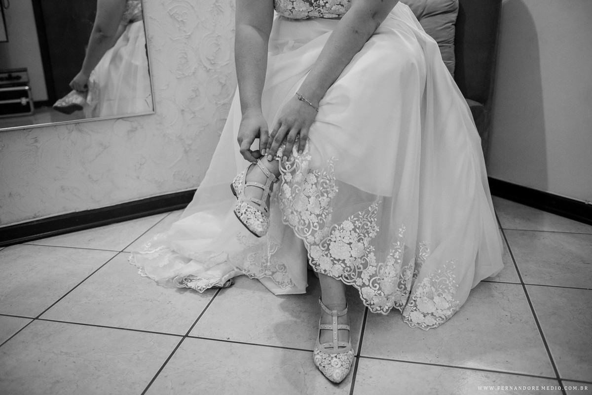 noiva calcando sapato