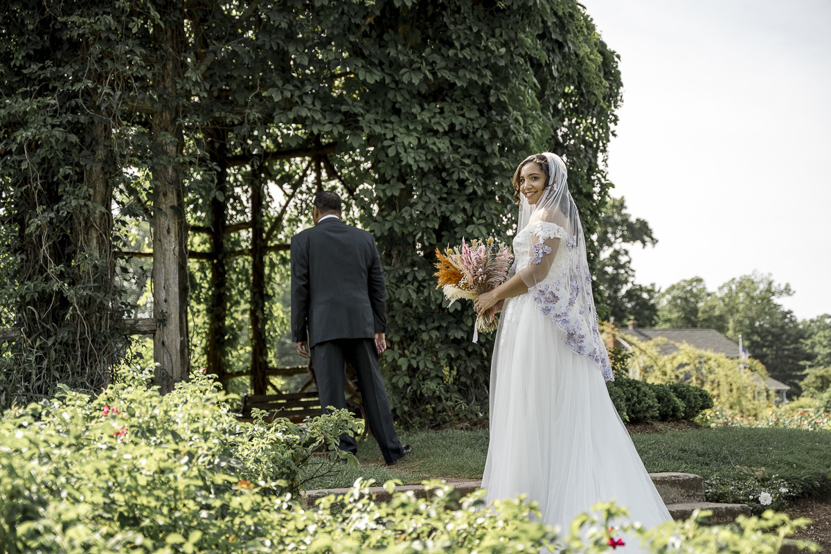 Bride’s emotional first look with her father among blooming roses at Elizabeth Park, captured by a Connecticut wedding photographer.
Vanessa Trettel Photography