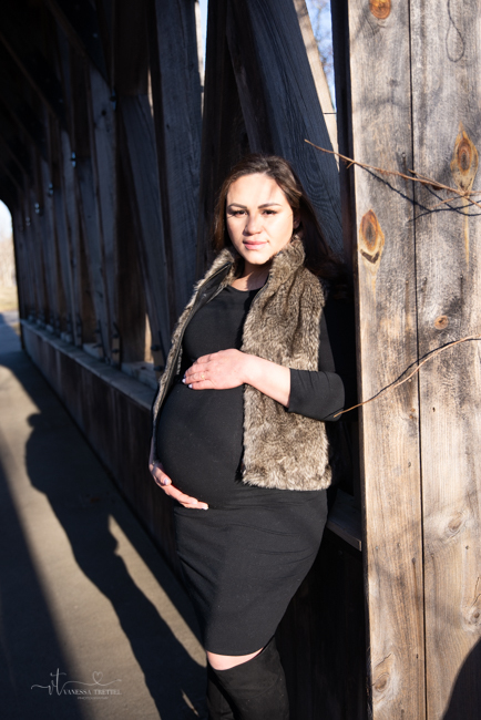 maternity photo in winter in the bridge