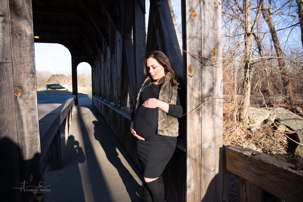 maternity photo in winter in the bridge