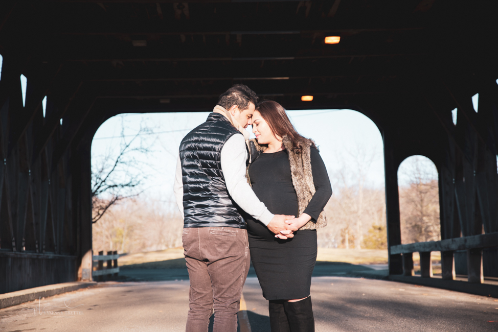maternity photo in winter in the street couple