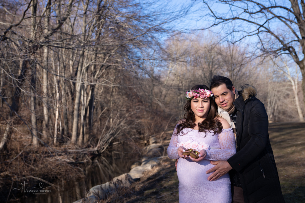 maternity photo in winter couple