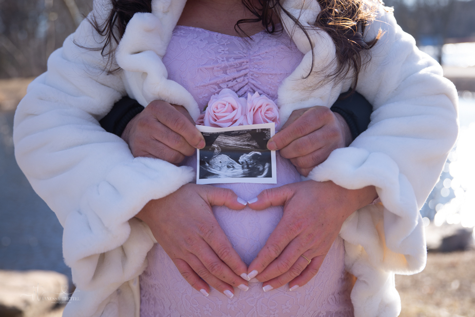 maternity photo in winter ultrasound couple