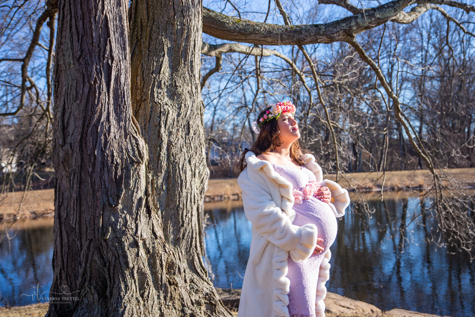 maternity photo in winter in the lake couple