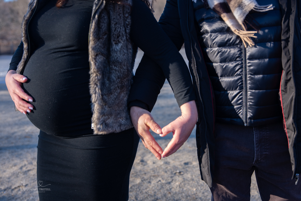 maternity photo in winter in the heart couple