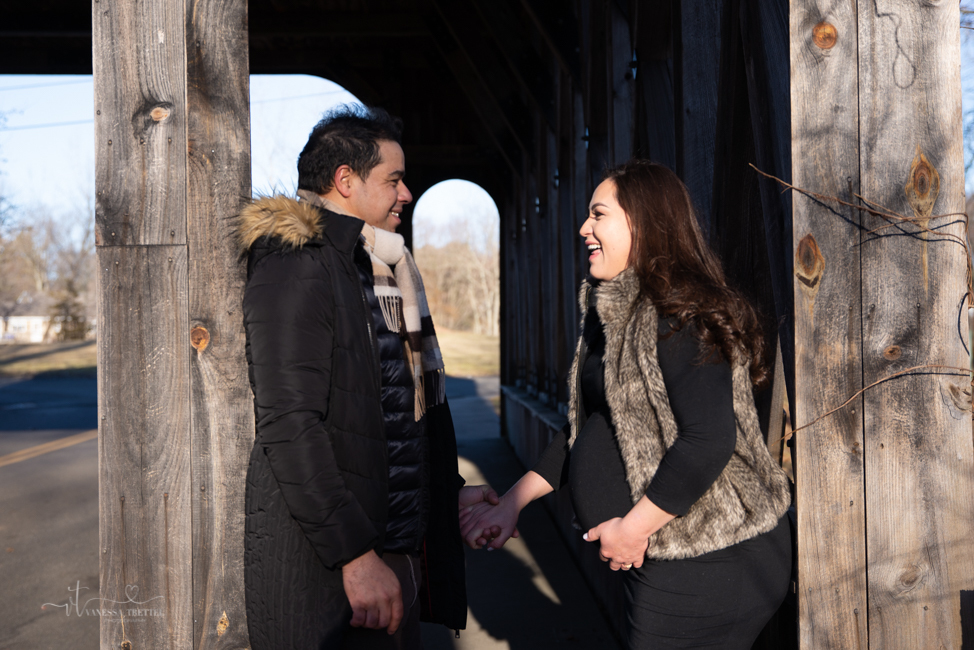 maternity photo in winter in the bridge couple