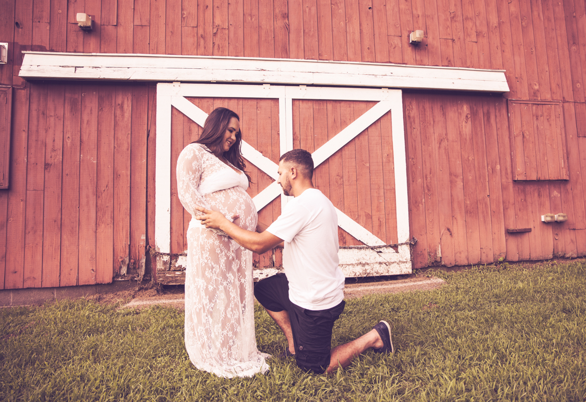 Maternity photoshoot in the sunset
Vanessa Trettel Photography
Danbury, CT
red barn