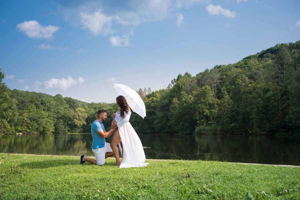 Maternity photoshoot in the lake
Vanessa Trettel Photography
Danbury, CT
umbrella with white dress