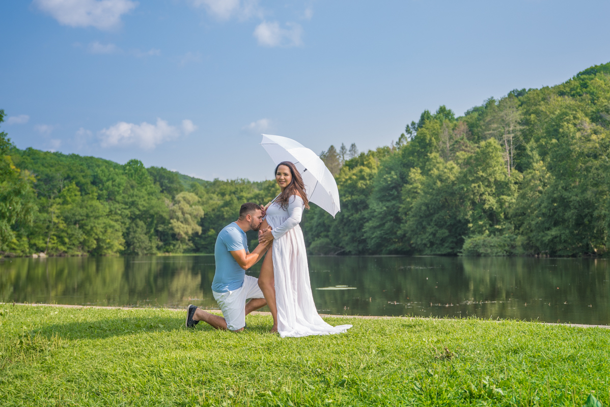 Maternity photoshoot in the lake
Vanessa Trettel Photography
Danbury, CT
umbrella with white dress