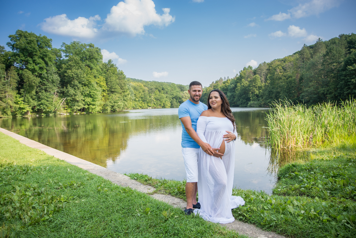 Maternity photoshoot in the lake
Vanessa Trettel Photography
Danbury, CT
umbrella with white dress