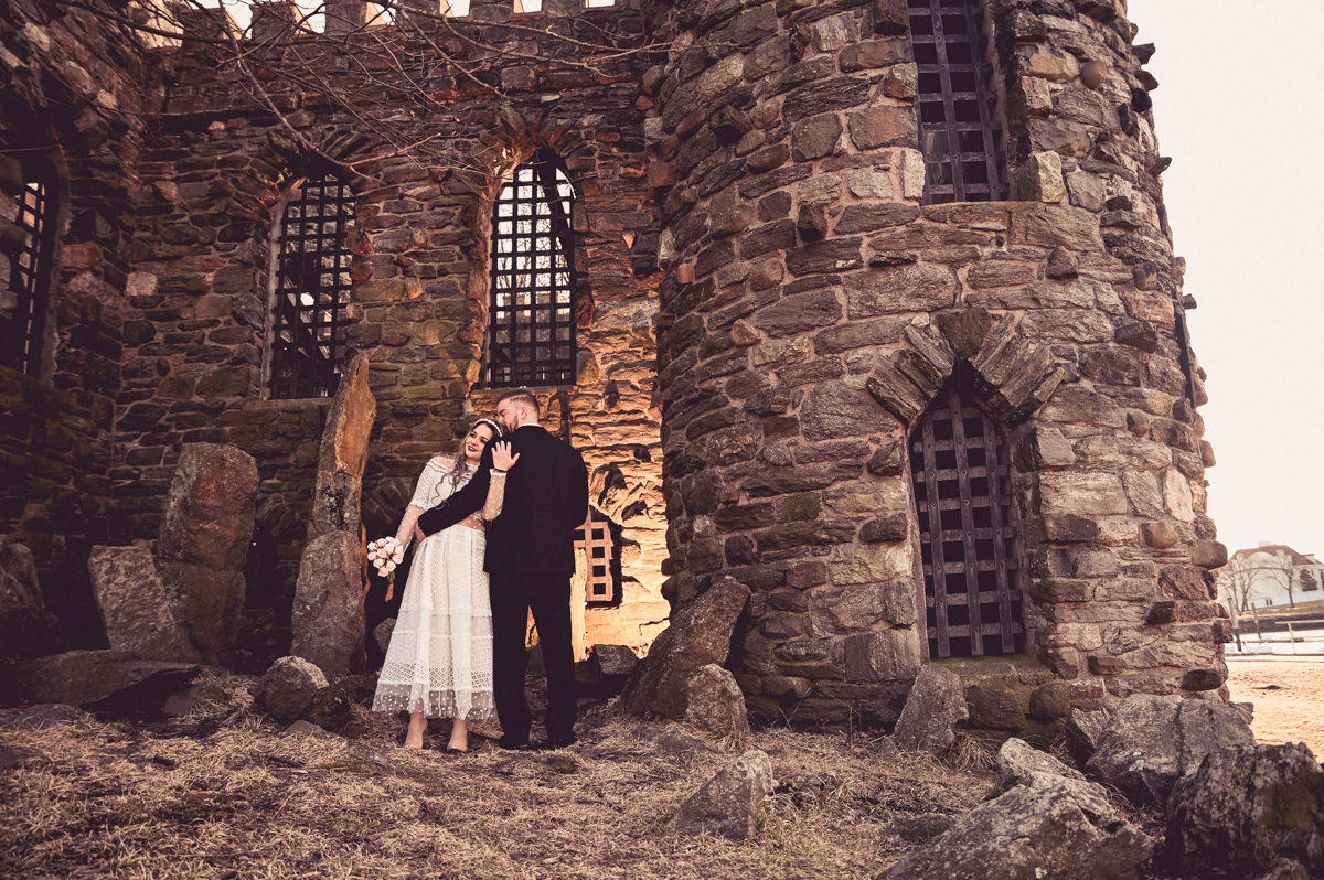 wedding photo New Rochelle NY
couple in the castle in the sunset
wedding photographer in CT